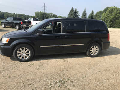 2015 Chrysler Town & Country, $4999. Photo 1