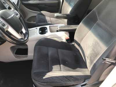 2015 Chrysler Town & Country, $4999. Photo 6