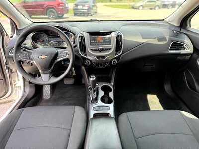 2018 Chevrolet Cruze, $6987. Photo 11