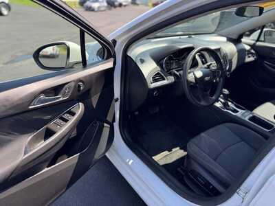 2018 Chevrolet Cruze, $7987. Photo 9