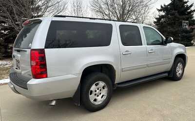 2011 Chevrolet Suburban, $6500. Photo 4