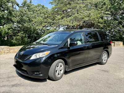 2013 Toyota Sienna, $10995. Photo 1