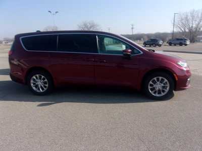 2023 Chrysler Pacifica, $24999.0. Photo 2