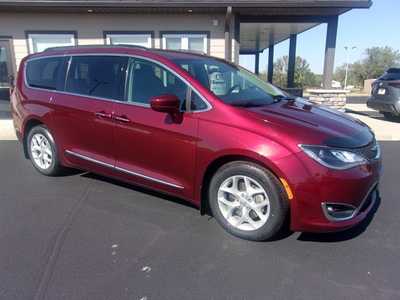 2017 Chrysler Pacifica, $9999.0. Photo 2