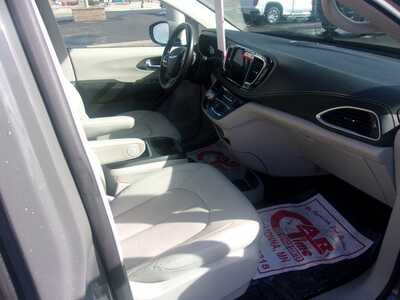 2021 Chrysler Pacifica, $16999.0. Photo 5