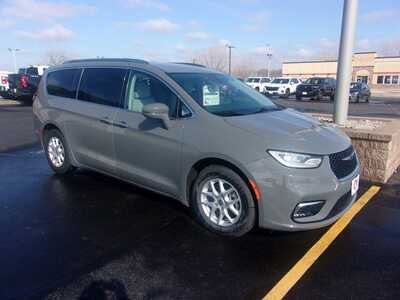 2021 Chrysler Pacifica, $16999.0. Photo 1