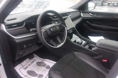 2023 Jeep Grand Cherokee L, $24999.0. Photo 9
