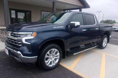 2022 Chevrolet 1500 Crew Cab, $32999.0. Photo 2