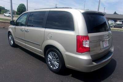 2013 Chrysler Town & Country, $7349.0. Photo 5