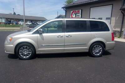 2013 Chrysler Town & Country, $7349.0. Photo 1