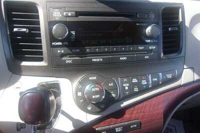 2013 Toyota Sienna, $10349.0. Photo 10