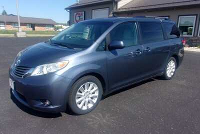 2013 Toyota Sienna, $10349.0. Photo 2