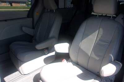 2013 Toyota Sienna, $10349.0. Photo 6
