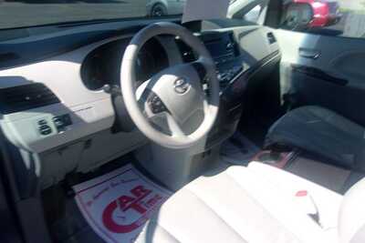 2013 Toyota Sienna, $10349.0. Photo 7
