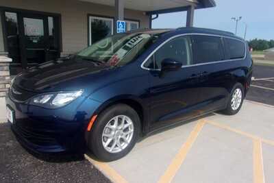 2020 Chrysler Voyager, $0. Photo 2