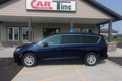 2020 Chrysler Voyager, $0. Photo 1