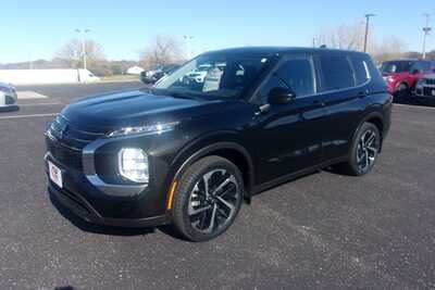 2022 Mitsubishi Outlander, $18349.0. Photo 2