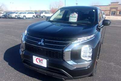 2022 Mitsubishi Outlander, $18349.0. Photo 3