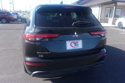 2022 Mitsubishi Outlander, $18349.0. Photo 5