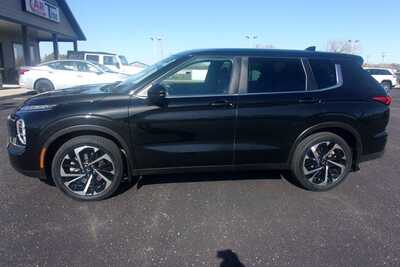 2022 Mitsubishi Outlander, $18349.0. Photo 1