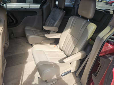 2015 Chrysler Town & Country, $6750. Photo 5