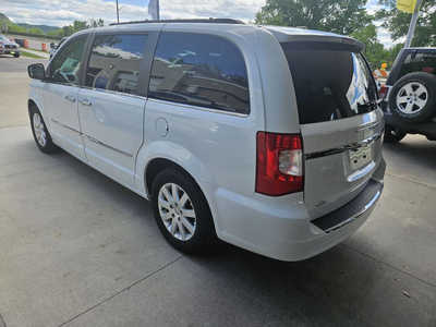 2015 Chrysler Town & Country, $7950. Photo 3