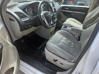 2015 Chrysler Town & Country, $7950. Photo 6