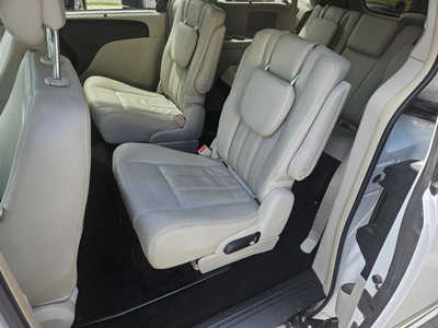 2015 Chrysler Town & Country, $7950. Photo 7