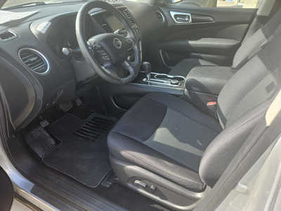 2017 Nissan Pathfinder, $10750. Photo 6