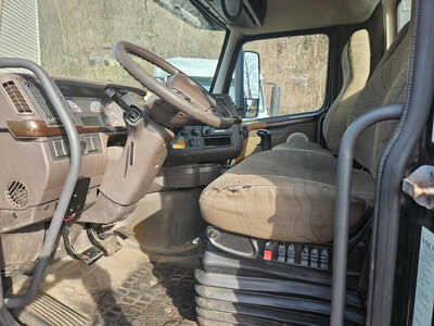 2013 Volvo VNL, $28500. Photo 1