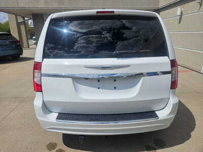 2016 Chrysler Town & Country, $6850. Photo 4