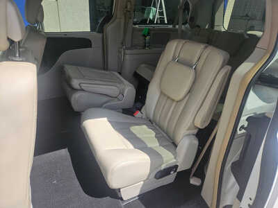 2016 Chrysler Town & Country, $6850. Photo 7