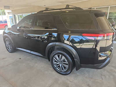 2022 Nissan Pathfinder, $19750. Photo 5
