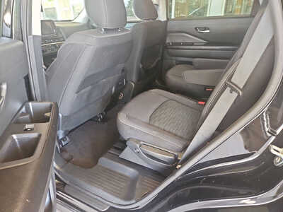2022 Nissan Pathfinder, $19750. Photo 7