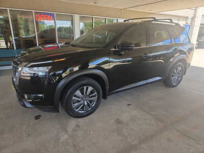 2022 Nissan Pathfinder, $19750. Photo 1