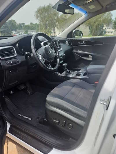 2019 Kia Sorento, $11750. Photo 5