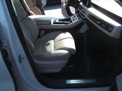 2020 Lincoln Aviator, $36900. Photo 7
