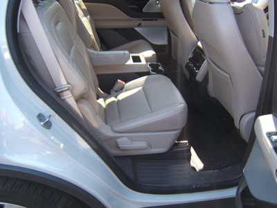 2020 Lincoln Aviator, $36900. Photo 8