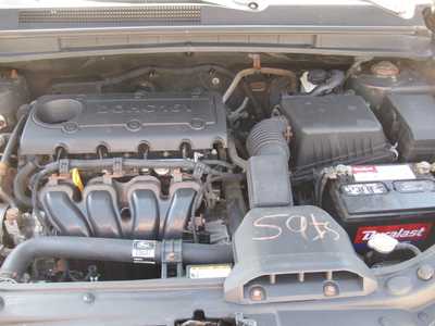 2009 Kia Rondo, $3595. Photo 12
