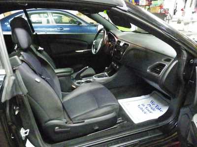 2014 Chrysler 200, $8995. Photo 9