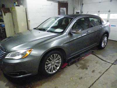 2013 Chrysler 200, $7995. Photo 2