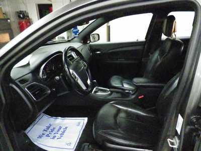 2013 Chrysler 200, $6495. Photo 3