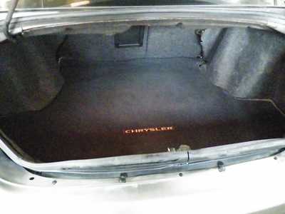 2013 Chrysler 200, $6495. Photo 6