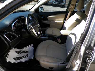 2012 Chrysler 200, $6595. Photo 3