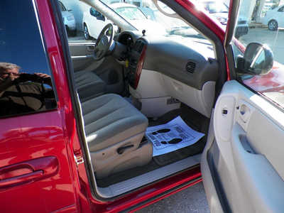 2005 Chrysler Town & Country, $3995. Photo 10