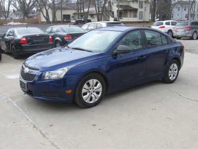2013 Chevrolet Cruze, $7195. Photo 2