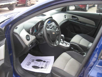 2013 Chevrolet Cruze, $7195. Photo 4