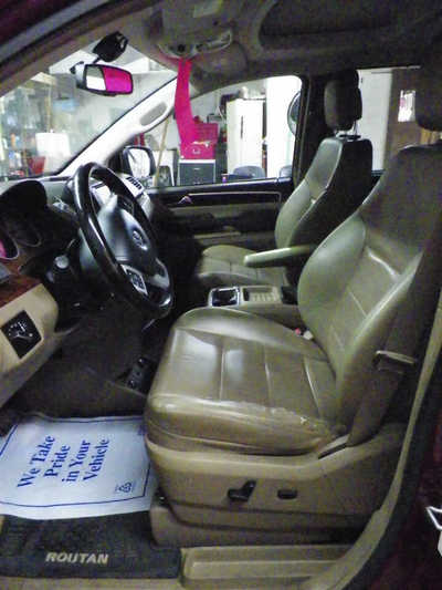 2012 Volkswagen Routan, $4995. Photo 3