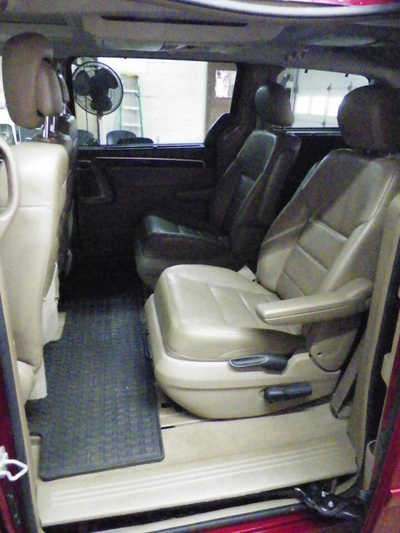 2012 Volkswagen Routan, $4995. Photo 4