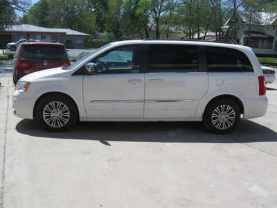 2013 Chrysler Town & Country, $5195. Photo 3